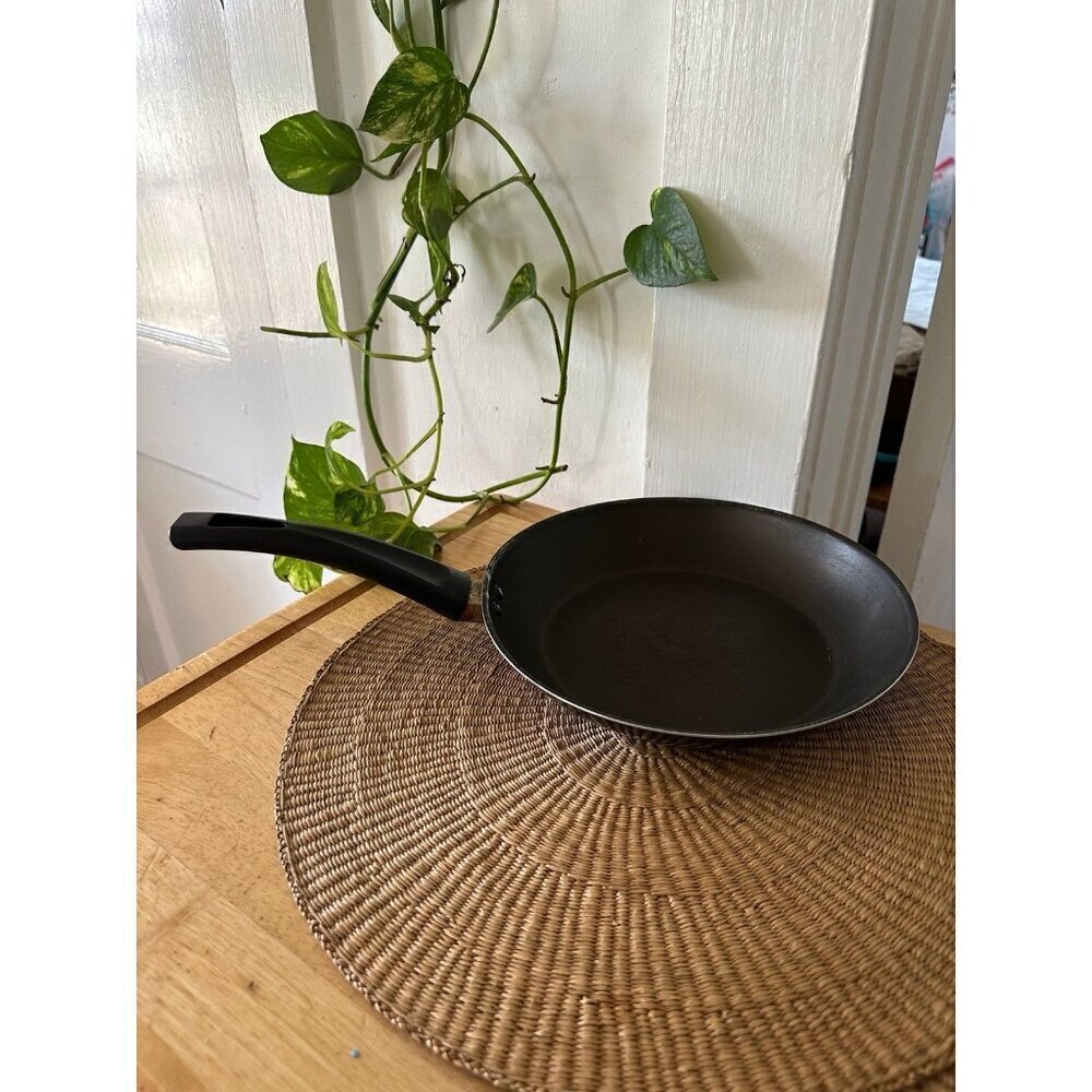 Black Kitchen cooking pan